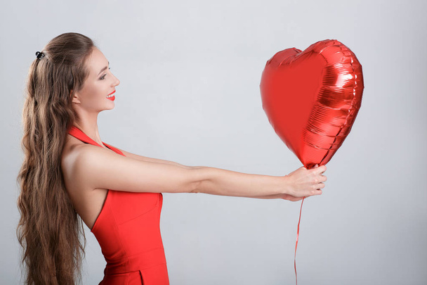 woman with heart shaped air balloons. - Valokuva, kuva