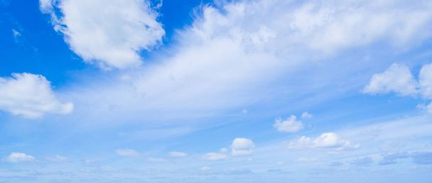 Γαλάζιο του ουρανού με άσπρα σύννεφα στη Σαρδηνία - Φωτογραφία, εικόνα