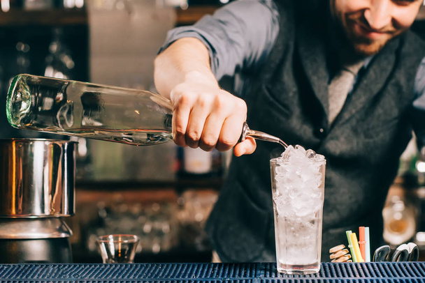 Barman details - pouring rum into drink, alcoholic drink preparation - Zdjęcie, obraz