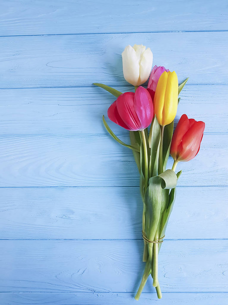 красивый букет тюльпанов на голубой деревянной
 - Фото, изображение