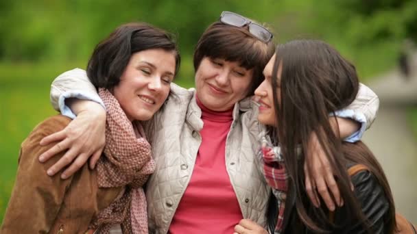 Portret szczęśliwy piękne rodziny w parku. Uśmiechający się siostry są przytulanie ich matka na zewnątrz.. - Materiał filmowy, wideo