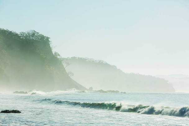 Piękne tropikalne wybrzeże Oceanu Spokojnego w Kostaryce - Zdjęcie, obraz