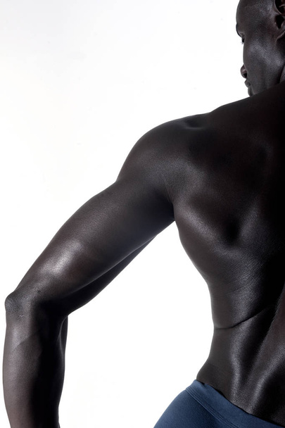 a hátán egy fekete sportos férfi portréja - Fotó, kép