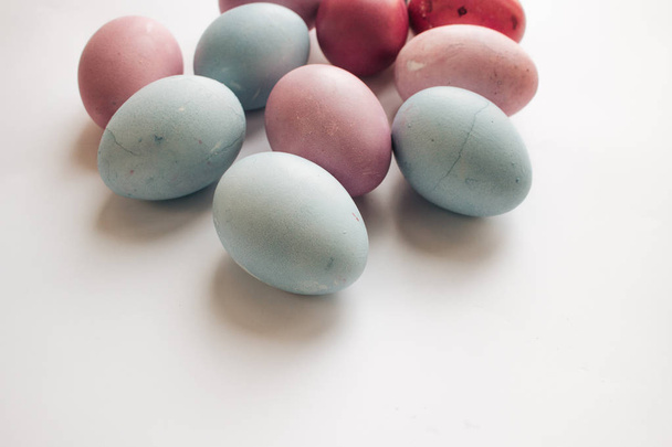 βαμμένα αυγά του Πάσχα σε άσπρο φόντο, εορταστική φόντο - Φωτογραφία, εικόνα