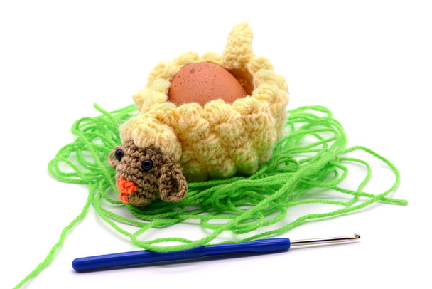 crochet tasse d'oeuf d'agneau de Pâques en laine avec crochet
 - Photo, image