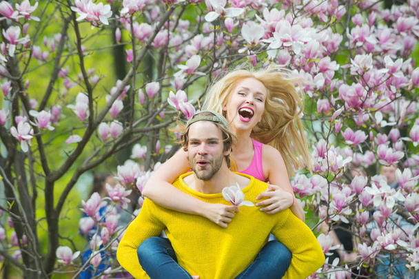 Couple in love in blossoming flower, spring. - Foto, afbeelding