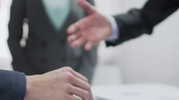 Mannelijke en vrouwelijke partners schudden handen, komen bij overeenkomst, diplomatieke betrekkingen - Video
