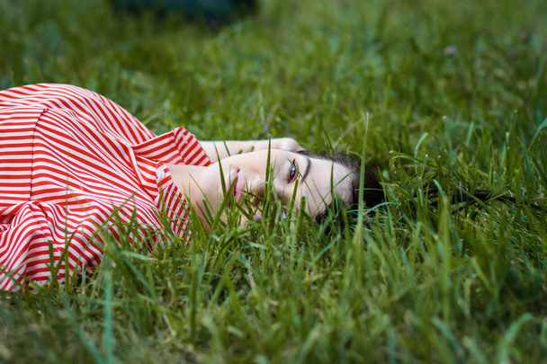 Menina mente no gramado
 - Foto, Imagem