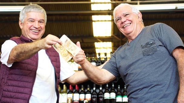 Soddisfatti anziani amici Pollici in su nel supermercato con valuta brasiliana
 - Foto, immagini