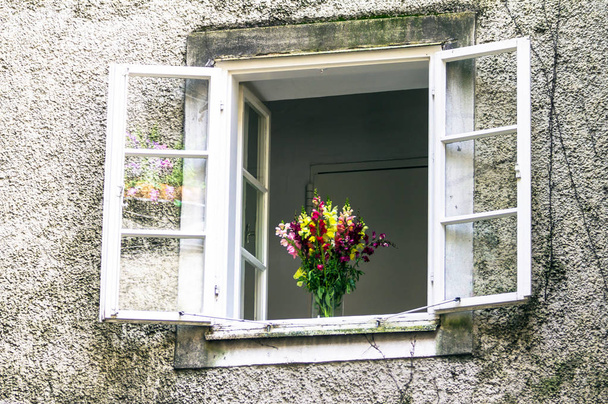 Nádvoří v staré čtvrti Salzburg s galerií a květiny - Fotografie, Obrázek