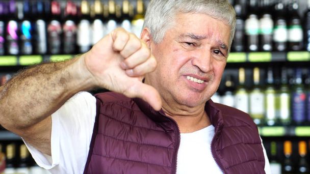 Man Thumbs Down - Insatisfeito com garrafas em segundo plano
 - Foto, Imagem