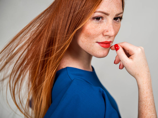 Портрет красивой молодой рыжеволосой женщины. Крупный план женского лица
 - Фото, изображение