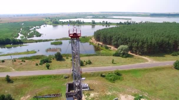 Luchtfoto van het gas van de olie boren toren in bos - Video