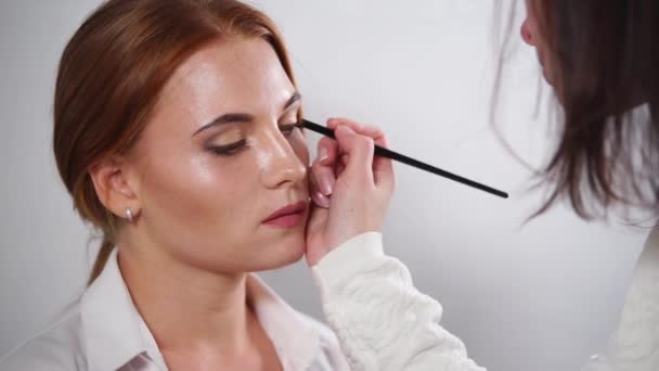 Mooie ogen make-up in een studio - Video