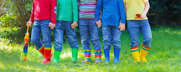 Niños con botas de lluvia. Botas de goma para niños
. - Foto, imagen
