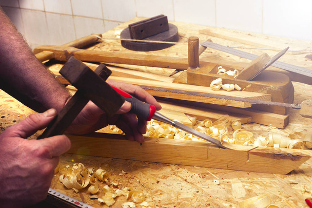 carpintero de trabajo, martillo, medidor y destornillador en la construcción
 - Foto, Imagen