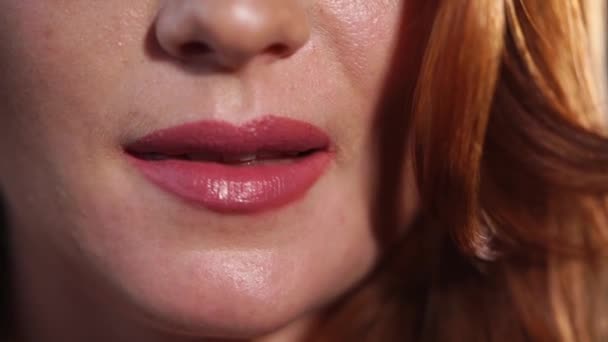 κοντινό πλάνο της τα χείλη μιας γυναίκας που χωρός δαγκώματα στο κάτω μέρος του χειλιού - Πλάνα, βίντεο