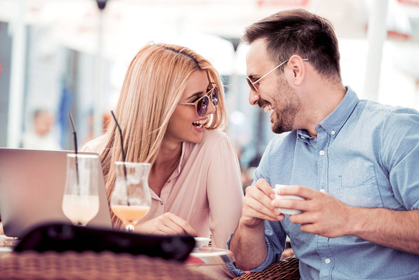 Пара сидящих в кафе, веселиться и пить кофе
. - Фото, изображение