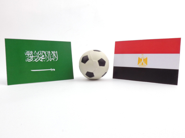 Bandera de Arabia Saudita y Egipto con pelota de fútbol isloada sobre fondo blanco
 - Foto, Imagen