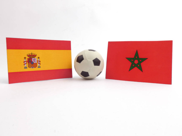 Futbol topu isloated beyaz arka plan üzerinde ile İspanya ve Fas bayrak - Fotoğraf, Görsel