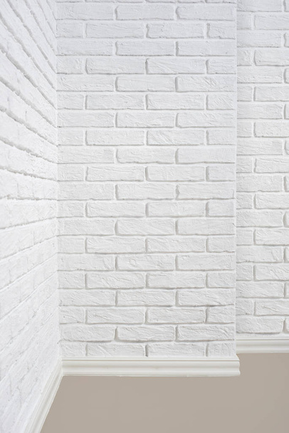 угол комнаты с белой кирпичной стеной и полом, абстрактное фото на заднем плане
 - Фото, изображение