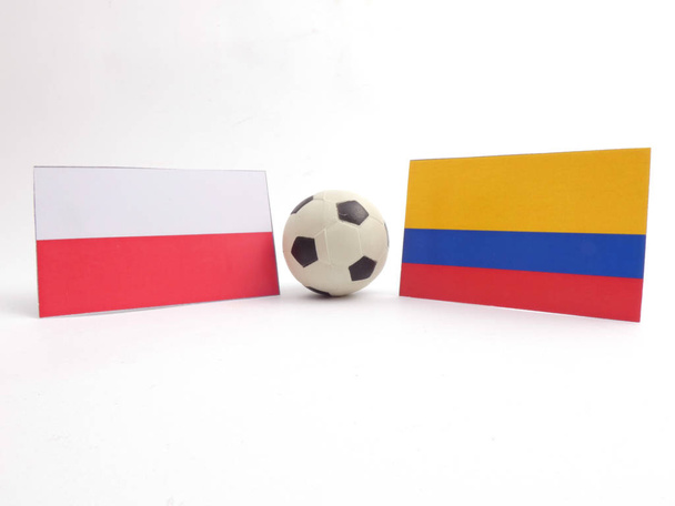 Флаг Польши и Колумбии с футбольным мячом на белом фоне
 - Фото, изображение