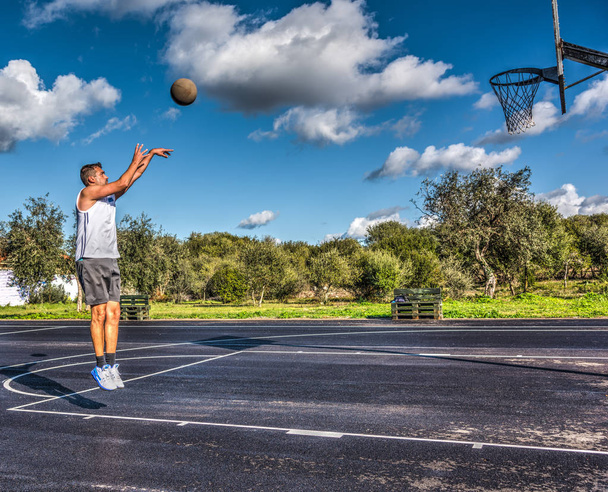 Bir solak basketbol oyuncu atlama atış yan görünüm  - Fotoğraf, Görsel