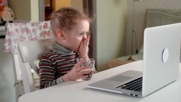 bambina che parla con la mamma via skype utilizzando il computer portatile
 - Filmati, video