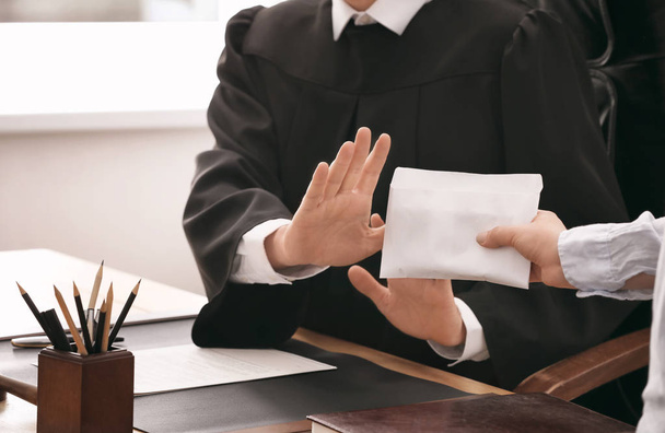 Richter weigert sich, Bestechungsgeld von Frau zu nehmen, Nahaufnahme - Foto, Bild
