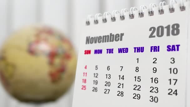 Pohyb z listopadu 2018 kalendář s rozostření zemi světa otáčení pozadí - Záběry, video
