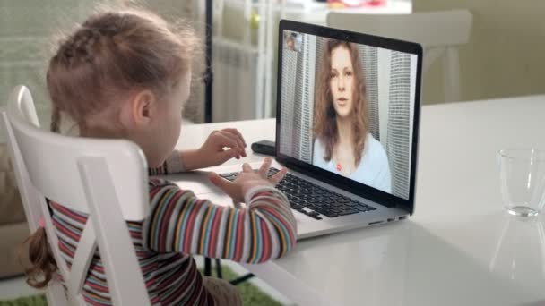 маленькая девочка разговаривает с мамой по скайпу с помощью ноутбука
 - Кадры, видео
