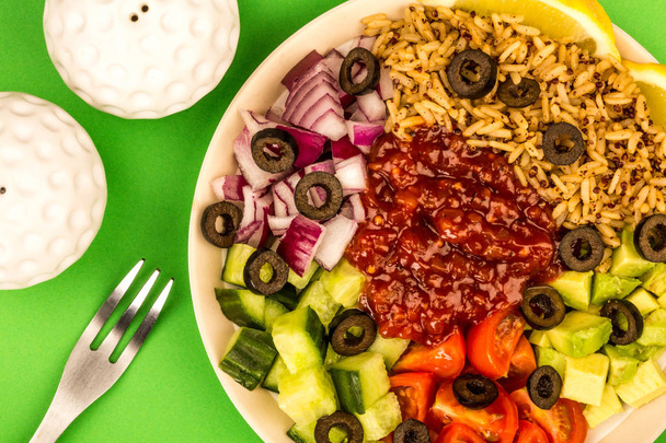 gesunder vegetarischer oder veganer mediterraner Salat - Foto, Bild