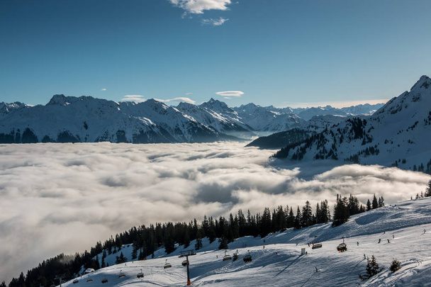 Dağlar ve sis vadide tepesinde kar - Fotoğraf, Görsel