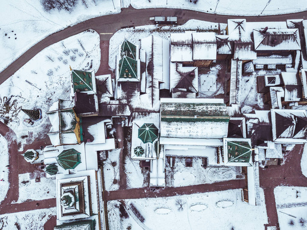 Widok z lotu ptaka rosyjski tradycyjnej architektury zimą śnieżne - Zdjęcie, obraz