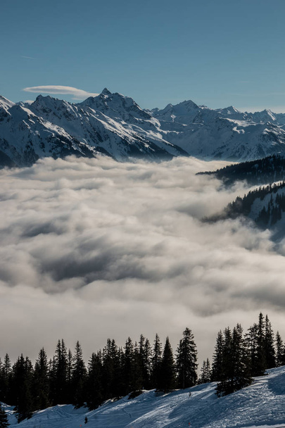 Hó tetején a hegyek és a lefelé a völgyben köd - Fotó, kép
