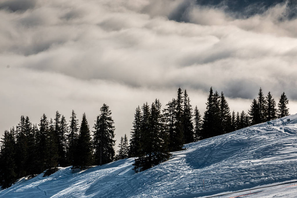 Χιόνι πάνω στα βουνά και την ομίχλη στην κοιλάδα - Φωτογραφία, εικόνα