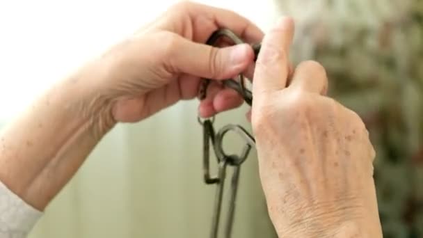 Une vieille femme démêle un puzzle en métal, entraîne l'activité cérébrale
 - Séquence, vidéo
