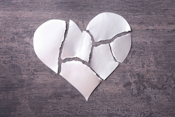 Torn paper heart  - Foto, afbeelding