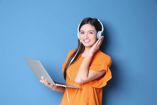 Woman listening music with headphones - Foto, afbeelding