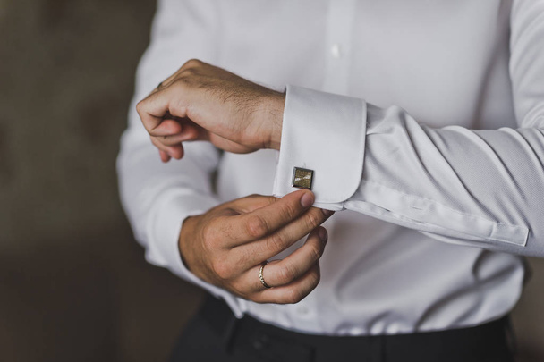 Young businessman wears cufflinks on the lapels of his shirt 547 - 写真・画像