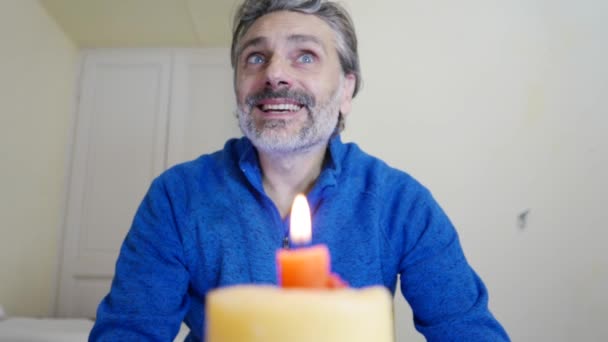 hombre encendiendo velas de cumpleaños
 - Imágenes, Vídeo