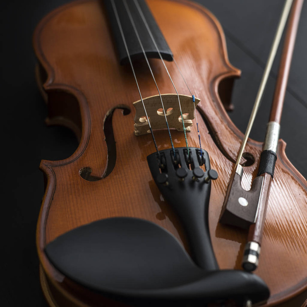 old Violin with bow - Фото, зображення