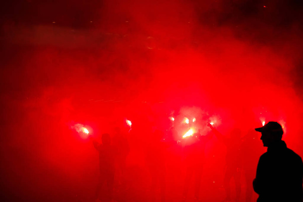voetbalfans verlicht de lichten en rookbommen. revolutie. Pro - Foto, afbeelding