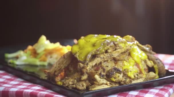 Νόστιμη τουρκική και Αραβικά Ραμαζάνι γεύμα μικτή παραλλαγή του ρυζιού και κεμπάπ με σαλάτα σε μαύρη πλάκα περιστρεφόμενη πυροβολισμό. Φαγητό χαλάλ. - Πλάνα, βίντεο