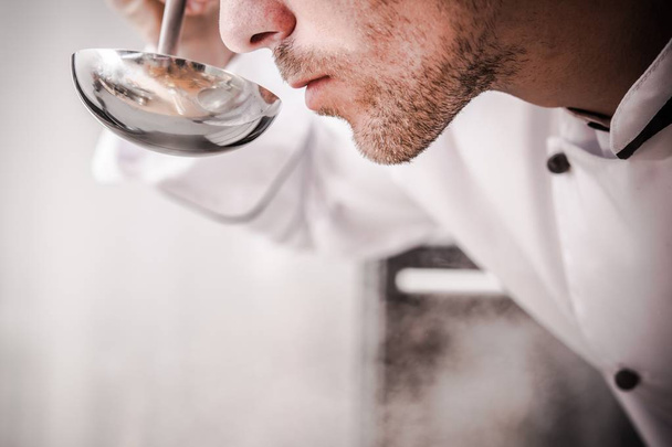 Keuken Chef ruiken soep - Foto, afbeelding