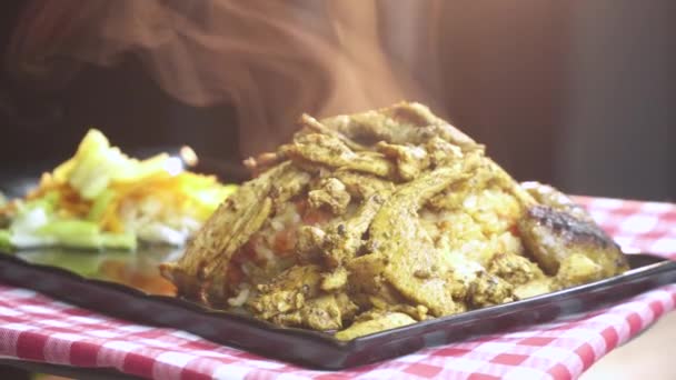 Νόστιμη τουρκική και αραβική Ραμαζάνι γεύμα μικτή παραλλαγή του ρύζι, πλιγούρι πιλάφι και κεμπάπ με σαλάτα σε μαύρο πλάκα εκ περιτροπής πυροβολισμό. Φαγητό χαλάλ. - Πλάνα, βίντεο