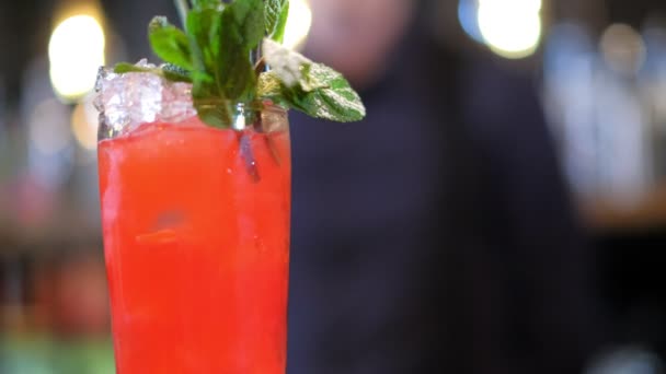Un barman expert prépare un cocktail au bar
 - Séquence, vidéo