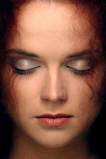 Portrait of a woman with closed eyes - Foto, Imagen