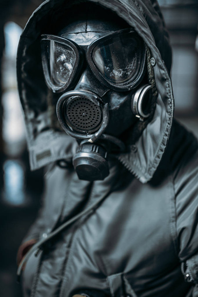koncepcja Stalker, mężczyzna w Maska Gazowa, niebezpieczeństwo promieniowania. Apokaliptyczne lifestyle, doomsday - Zdjęcie, obraz