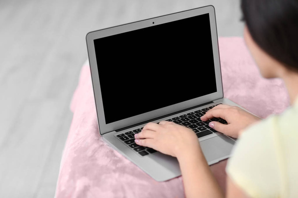 woman using laptop  - Foto, Imagen